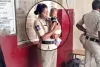 ప్రేమకు ఖాకీ అడ్డంకి కాదు.. ఏడుస్తున్న పాపాయిని ప్రేమగా ఓదార్చిన పోలీస్ ఆఫీసర్