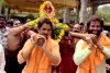 చెన్నైలో హనుమాన్ ఆలయ ఉత్సవంలో యాక్షన్ కింగ్ అర్జున్.. పల్లకీ మోసిన నటుడు
