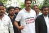 టీ-షర్ట్‌పై ప్రశ్నలతో పోలీస్‌స్టేషన్‌కు.. క్రిశాంక్ వినూత్న నిరసన