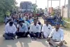 కరెంట్ కోతలపై రైతుల ఆగ్రహం.. తీగలపల్లి సబ్‌స్టేషన్‌ ముందు రోడ్డుపై బైఠాయింపు