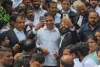 కోర్టు ఆవరణలో రామన్నతో సెల్ఫీలు దిగిన న్యాయవాదులు