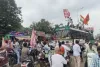 ఏపీలో జనసైనికుల వీరంగం.. నడిరోడ్డుపై బస్సు ఆపి హల్‌చల్