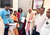 బండారు దత్తాత్రేయకు ఎన్యుమరేషన్ ఫారం అందజేత
