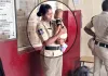 ప్రేమకు ఖాకీ అడ్డంకి కాదు.. ఏడుస్తున్న పాపాయిని ప్రేమగా ఓదార్చిన పోలీస్ ఆఫీసర్