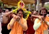 చెన్నైలో హనుమాన్ ఆలయ ఉత్సవంలో యాక్షన్ కింగ్ అర్జున్.. పల్లకీ మోసిన నటుడు