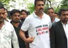 టీ-షర్ట్‌పై ప్రశ్నలతో పోలీస్‌స్టేషన్‌కు.. క్రిశాంక్ వినూత్న నిరసన