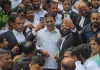కోర్టు ఆవరణలో రామన్నతో సెల్ఫీలు దిగిన న్యాయవాదులు