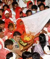 మేడారంలో మహా ఘట్టం ఆవిష్కృతం