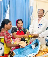 మదర్ థెరిస్సా జయంతి సందర్బంగా బాలింతలకు పండ్లు  పంపిణీ. -చేపూరి శంకర్ 