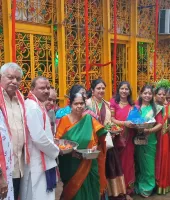 ఉజ్జయిని మహంకాళికి పద్మశాలి సంఘం పట్టు వస్త్రాలు సమర్పణ 