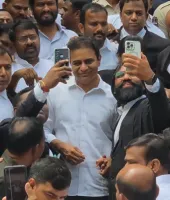 కోర్టు ఆవరణలో రామన్నతో సెల్ఫీలు దిగిన న్యాయవాదులు