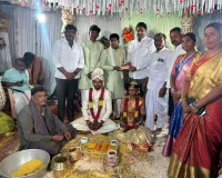 నూతన దంపతులను ఆశీర్వదించిన సెస్ చైర్మన్ చిక్కాల రామారావు, BRS మండల అధ్యక్షుడు రాజన్న 