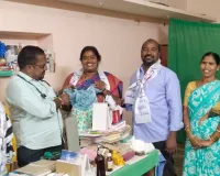 గౌను గుర్తు చూపిస్తూ 4 వార్డ్ అభ్యర్థి మాధవి ప్రచారం