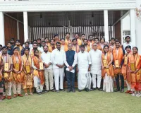 ప్రజాసేవలో ఆదర్శంగా నిలవండి