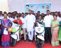 దివ్యాంగుల సహాయ ఉపకరణాల పంపిణీలో పాల్గొన్న ఎమ్మెల్సీ నెల్లికంటి సత్యం. 