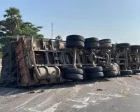 విజయవాడ హైవేపై లారీ బీభత్సం