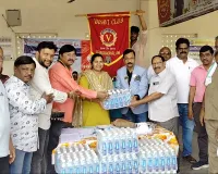 మేడారం భక్తులకు వాసవి క్లబ్ భద్రాచలం సేవా హస్తం – 600 వాటర్ బాటిళ్ల పంపిణీ