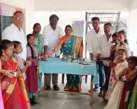 ప్రభుత్వ పాఠశాల విద్యార్థులకు బహుమతులు ప్రధానం చేసిన రాసాల యాదయ్య- 