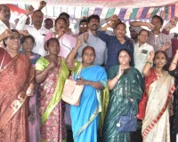 'అక్షర' బాధితులను ఆదుకోండి