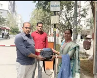 పోగొట్టుకున్న బ్యాగు అప్పగింత 