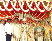 నూతన వధూవరులను  ఆశీర్వదించిన ఎమ్మెల్యే వీరేశం