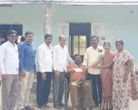 క్లాస్ మేట్ కు ఆర్థిక సాయం 