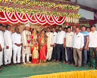 నూతన వధూవరులను ఆశీర్వదించిన చిరుమర్తి