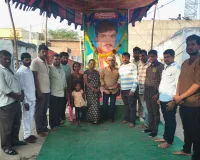 చిన్ననాటి మిత్రుని కుటుంబానికి ఆర్థిక సాయం