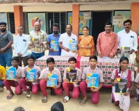 విద్యార్థులకు స్టడీ మెటీరియల్ పంపిణీ