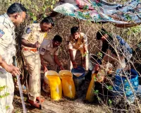 నాటుసారా తయారీ కేంద్రాలపై దాడులు