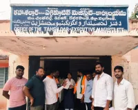 అక్రమ కట్టడాలు కూల్చివేయాలని ధర్నా‌