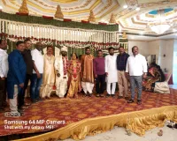 వధూవరులను ఆశీర్వదించిన టీఎన్జీవోస్ నేత 