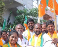 తండ్రికి మద్దతుగా తనయ ప్రచారం 