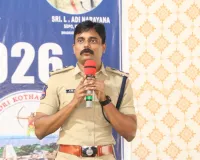 రోడ్డు భద్రతా నియమాలు  పాటించాలి 