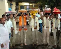 స్వామి వారికి పట్టు వస్త్రాలు సమర్పించిన  పోలీస్ సిబ్బంది