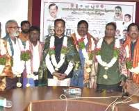 హక్కుల కోసం ఐక్యంగా పోరాడాలి