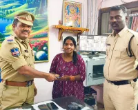 చరవాణి అందజేత 