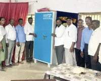 పంచాయతీకి బీరువా బహూకరణ