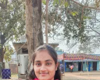 తొలిసారి ఓటు వినియోగించుకున్న యువతి 