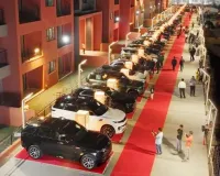 ఉద్యోగులకు రూ.20 కోట్ల కార్ల కానుక