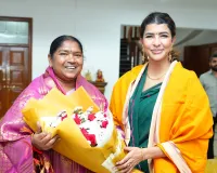 మంత్రి సీతక్కను కలిసిన మంచు లక్ష్మి  