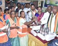 మహిళా కార్మికుల సేవలు సమాజానికి ఆదర్శం