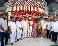 నూతన వధూవరులకు  ఆశీర్వాదం 