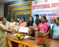 మహిళలు ఆత్మవిశ్వాసంతో ముందడుగు వేయాలి