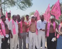 పనులు చేపట్టాలని అర్ధనగ్న ప్రదర్శన