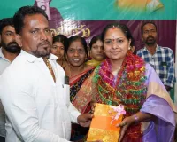 కవితకు చీర బహూకరణ