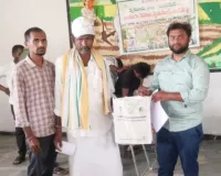 రైతులకు కిట్లు పంపిణీ 