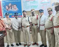 మహిళా కానిస్టేబుళ్లను సత్కరించిన అడిషనల్ డీసీపీ
