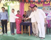 విద్యార్థులకు సర్పంచి నగదు బహుమతులు 