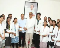 వైద్య విద్యార్థులకు చెక్కుల పంపిణీ